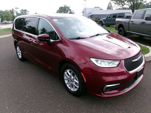 Used 2023 Chrysler Pacifica Touring-L FWD image 2