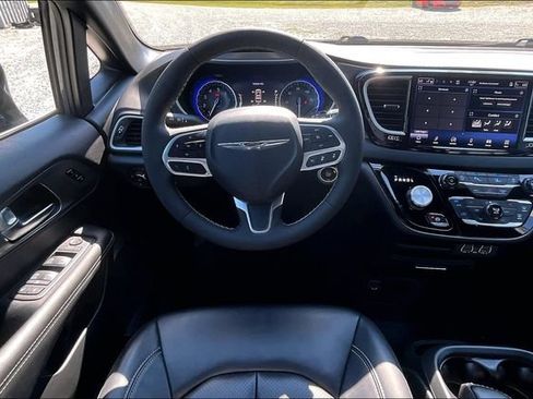 Used 2025 Chrysler Pacifica Select FWD image 5