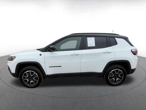 Used 2025 Jeep Compass Trailhawk image 9
