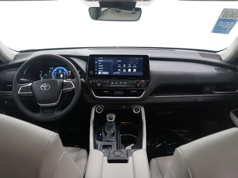 Used 2025 Toyota Grand Highlander AWD Hybrid image 16