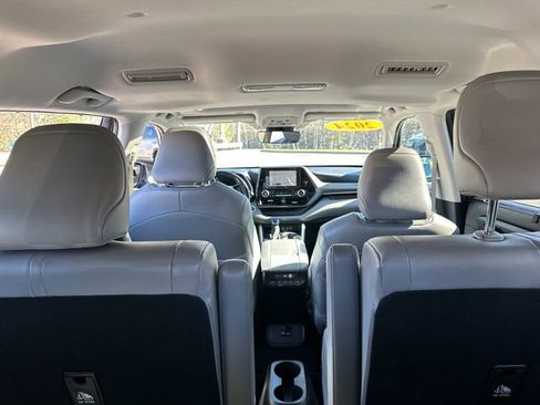 Used 2024 Toyota Highlander XLE AWD/4WD image 14