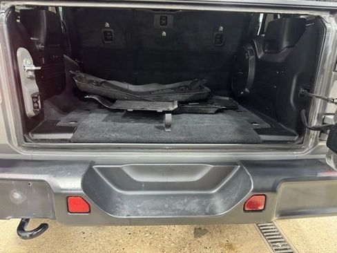 Used 2020 Jeep Wrangler Unlimited Sahara image 28