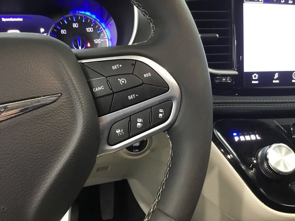 Used 2023 Chrysler Pacifica Touring-L AWD/4WD image 25