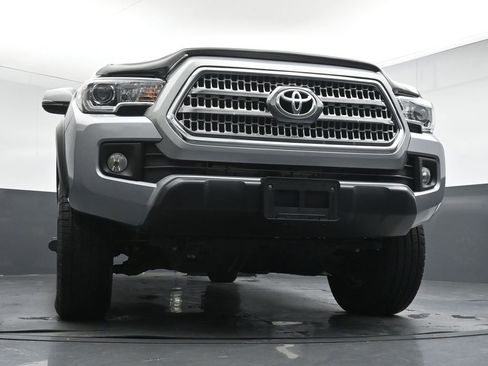 Used 2017 Toyota Tacoma TRD Off-Road w/ Premium & Technology Package AWD/4WD image 33