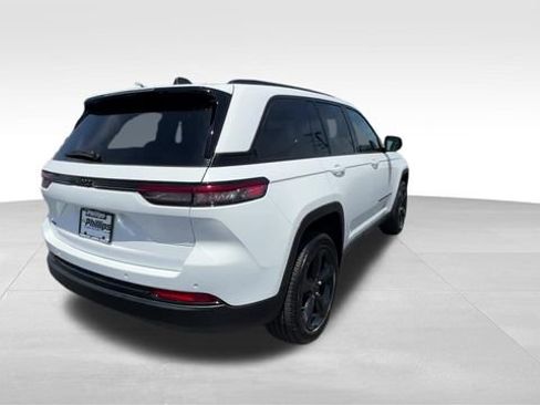 Used 2025 Jeep Grand Cherokee Altitude AWD/4WD image 7