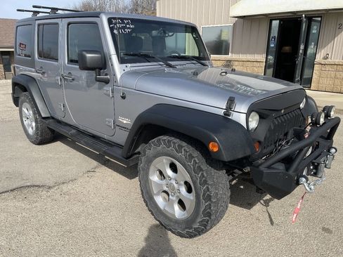 Used 2013 Jeep Wrangler Unlimited Sahara AWD/4WD image 2