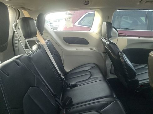 Used 2023 Chrysler Pacifica Touring-L FWD image 6
