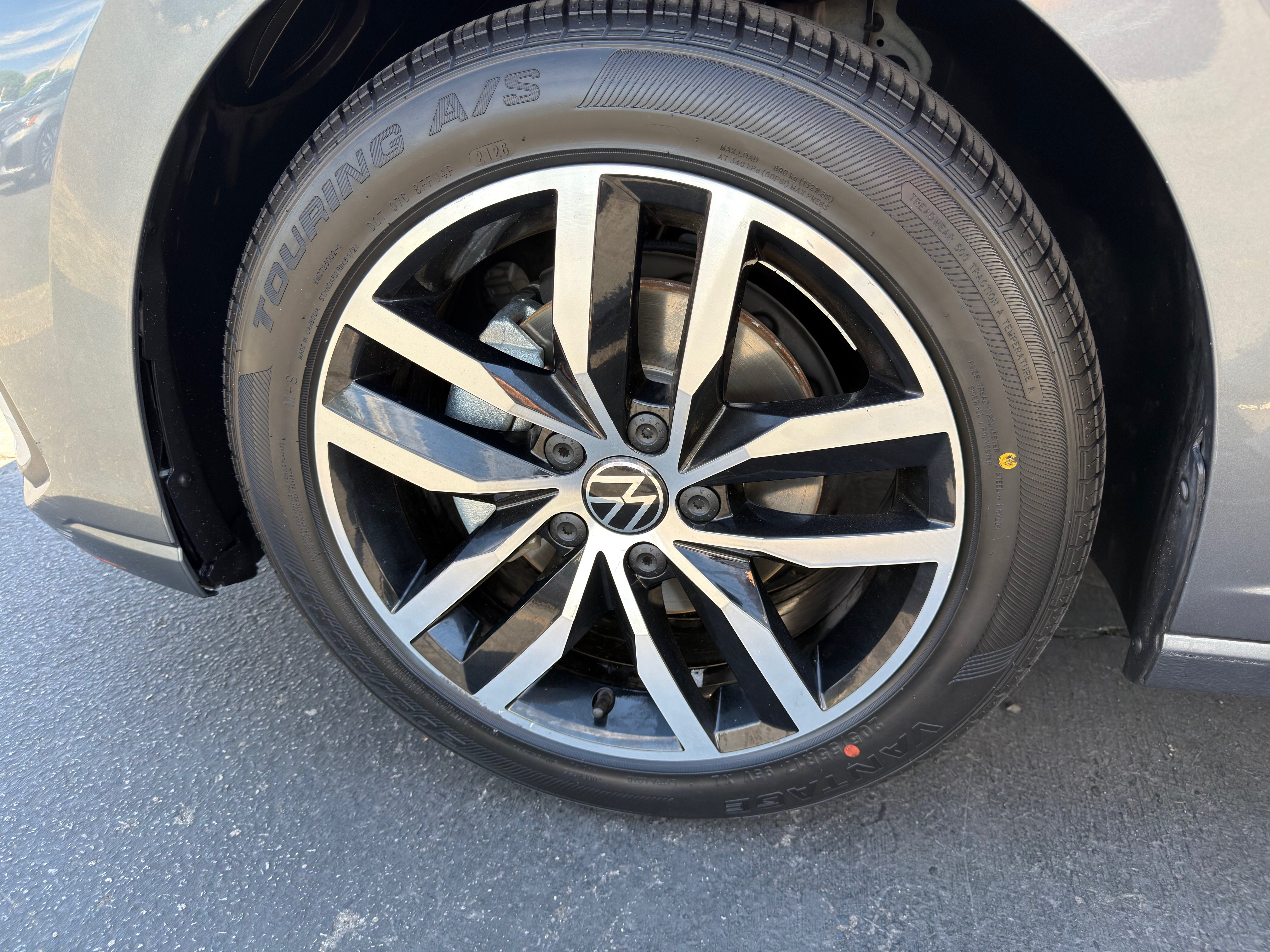 Used 2025 Volkswagen Jetta SE FWD image 35