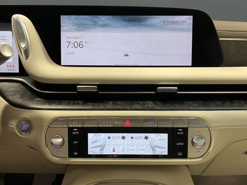 Used 2025 Genesis G90 3.5T AWD/4WD image 13