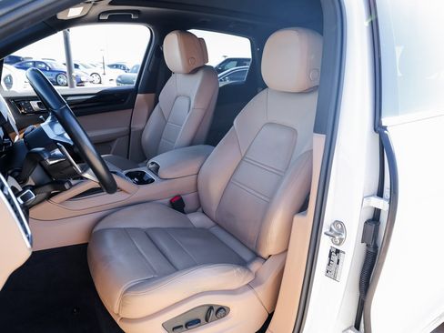 Certified 2022 Porsche Cayenne image 5