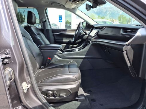 Used 2023 Jeep Grand Cherokee L Limited w/ Luxury Tech Group II AWD/4WD image 32