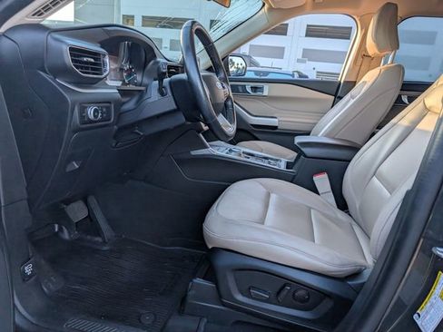 Used 2022 Ford Explorer XLT w/ Equipment Group 202A image 6