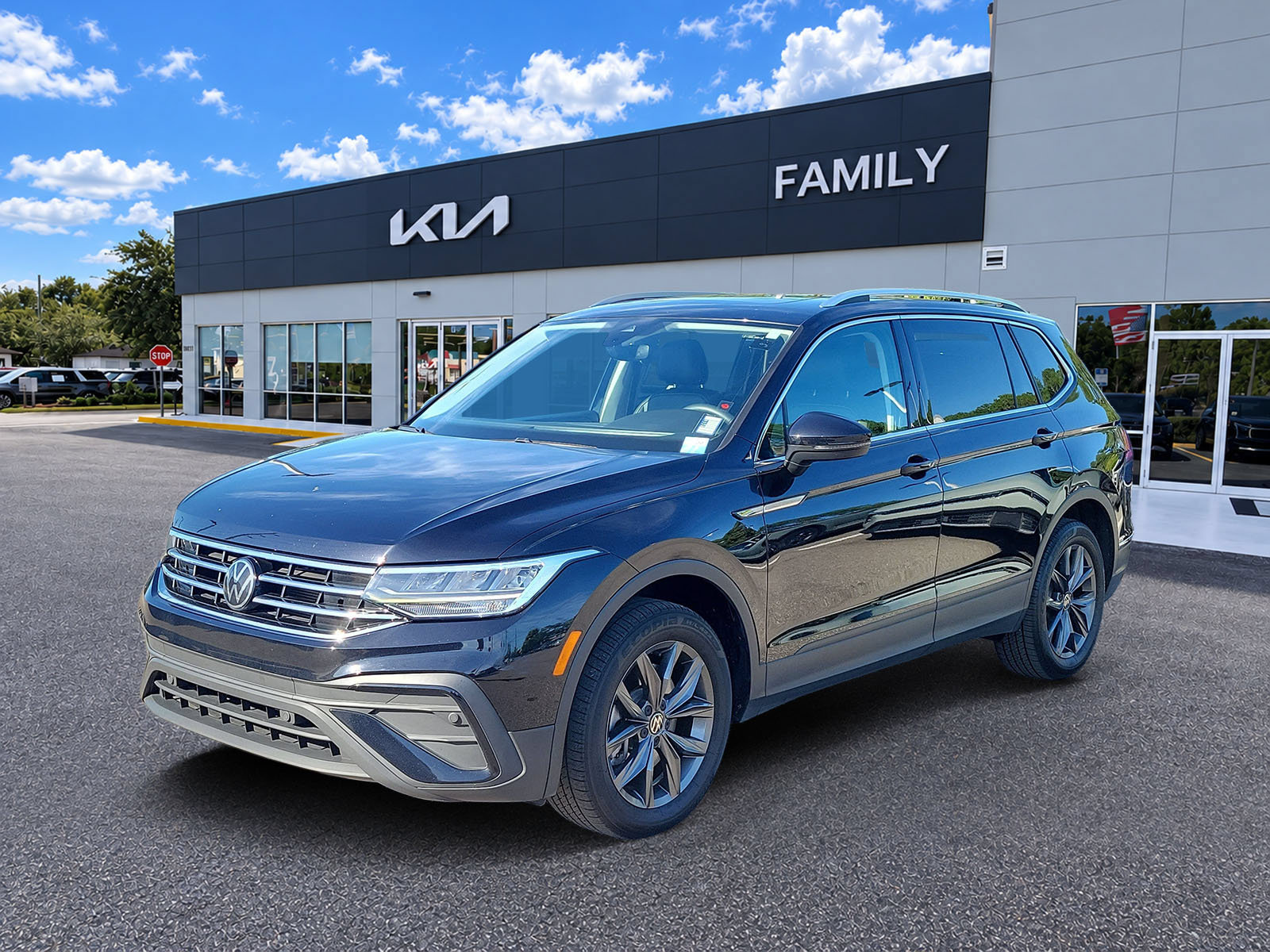 Used 2023 Volkswagen Tiguan SE w/ Panoramic Sunroof Package FWD image 3
