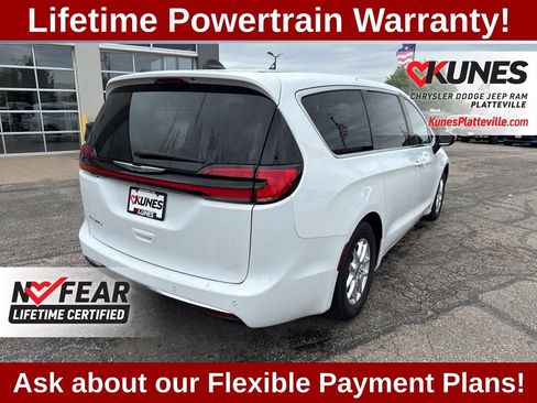 Used 2023 Chrysler Pacifica Touring-L FWD image 4
