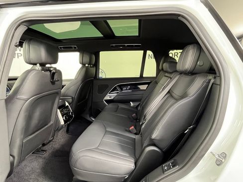 Used 2023 Land Rover Range Rover Long Wheelbase SE AWD/4WD image 3