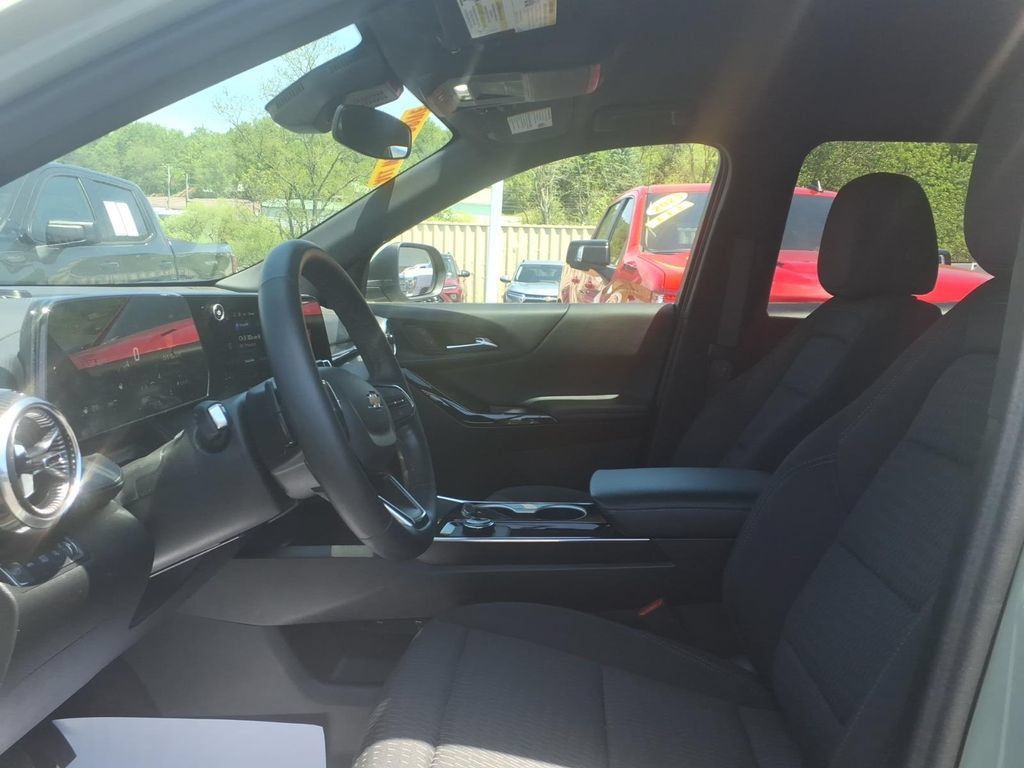 Used 2026 Chevrolet Equinox LT AWD/4WD image 12