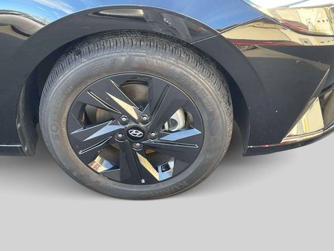 Used 2023 Hyundai Elantra SEL w/ Preferred Accessory Package image 9