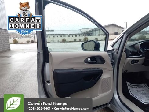 Used 2024 Chrysler Pacifica Touring-L image 10