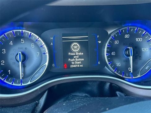 Used 2019 Chrysler Pacifica Touring Plus image 2