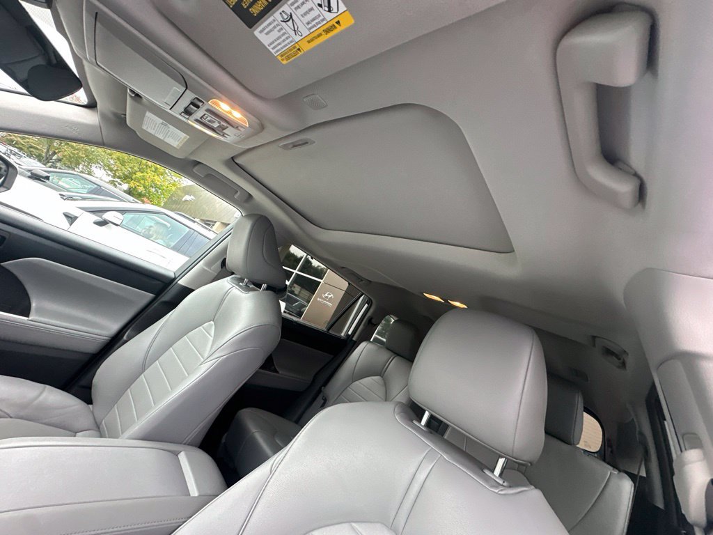 Used 2021 Toyota Highlander XLE AWD/4WD image 12