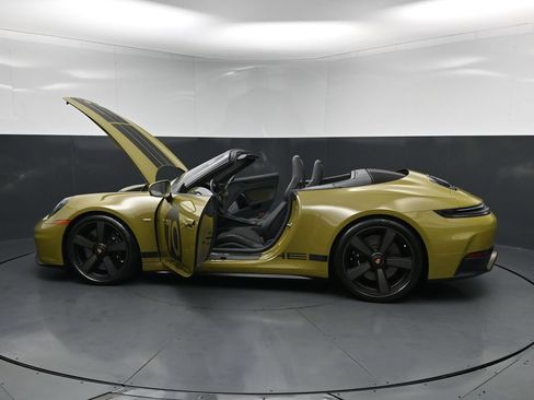 Certified 2026 Porsche 911 GTS RWD image 39