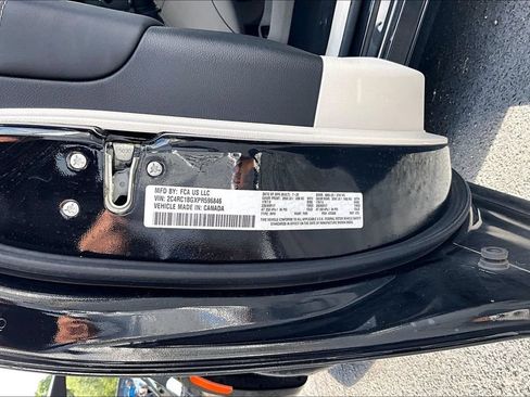 Used 2023 Chrysler Pacifica Touring-L FWD image 18