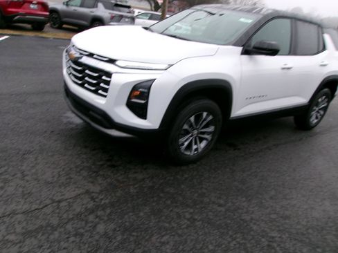 New 2026 Chevrolet Equinox LT w/ Convenience Package II FWD image 7