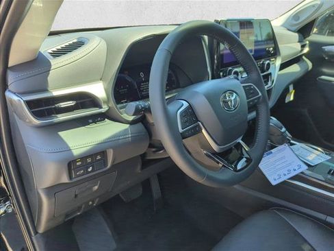 New 2026 Toyota Highlander Platinum AWD/4WD image 16