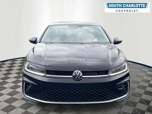 Used 2025 Volkswagen Jetta SE image 2