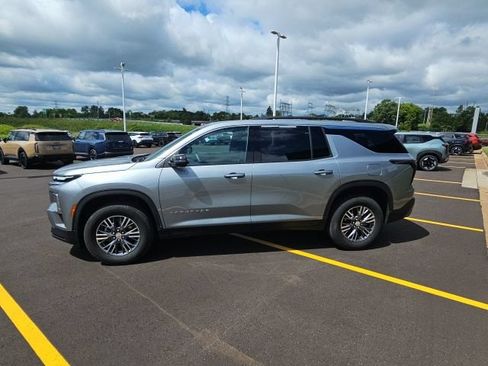 Used 2025 Chevrolet Traverse LT FWD image 5