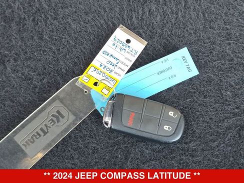 Used 2024 Jeep Compass Latitude AWD/4WD image 32