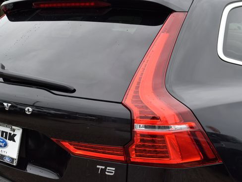 Used 2021 Volvo XC60 T5 Momentum w/ Premium Package FWD image 20