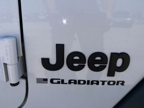 Used 2025 Jeep Gladiator Sport AWD/4WD image 11