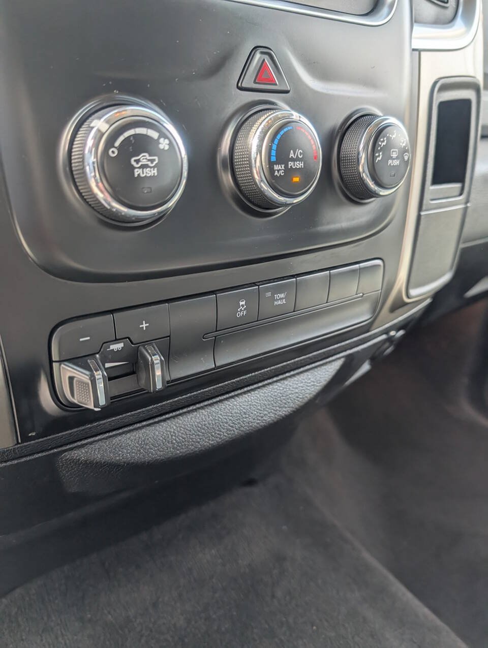 Used 2013 RAM 1500 Classic SLT w/ Premium Display Pkg AWD/4WD image 30