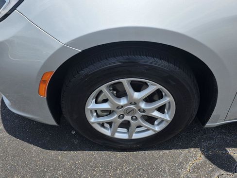 Used 2024 Chrysler Pacifica Touring-L FWD image 38