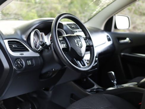 Used 2017 Dodge Journey SE FWD image 9