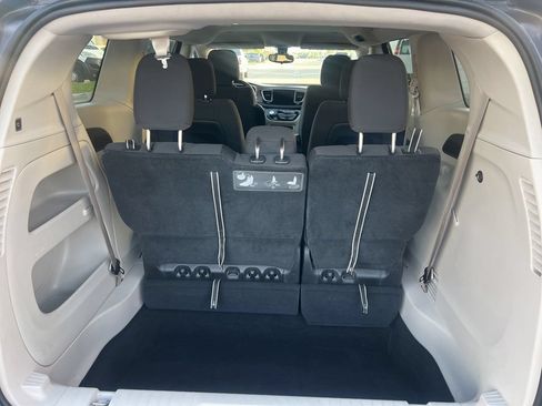 Certified 2017 Chrysler Pacifica Touring w/ Tire & Wheel Group FWD image 38