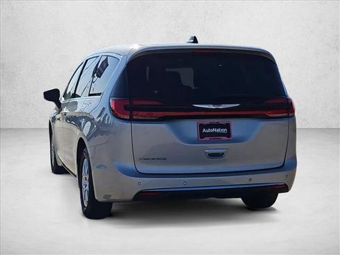 Used 2023 Chrysler Pacifica Touring-L FWD image 6
