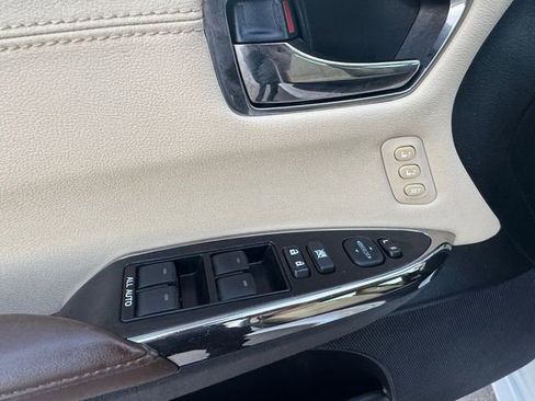 Used 2018 Toyota Avalon XLE Premium image 5