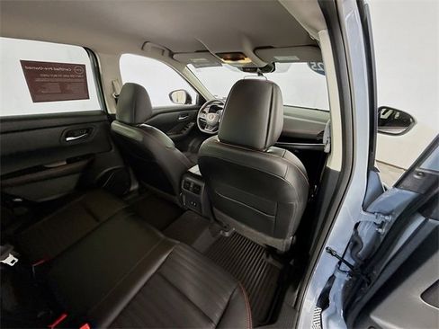 Certified 2025 Nissan Rogue SV image 29