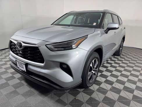 Used 2024 Toyota Highlander LE image 3