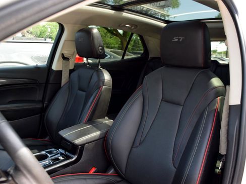 Used 2022 Buick Envision Essence w/ Sport Touring Package image 33