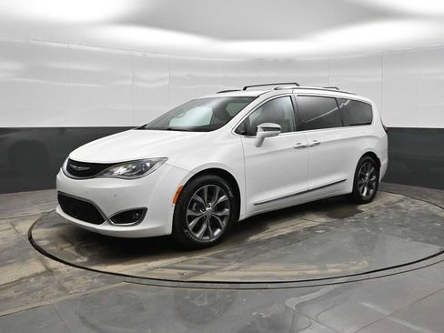 Used 2017 Chrysler Pacifica Limited w/ UConnect Theater Package image 1