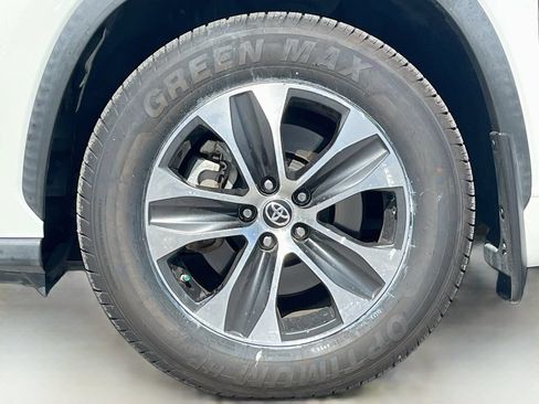 Used 2020 Toyota Highlander XLE FWD image 33