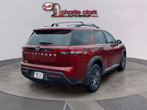 Used 2024 Nissan Pathfinder SV image 5