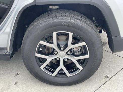 Used 2024 Jeep Grand Cherokee Limited image 12