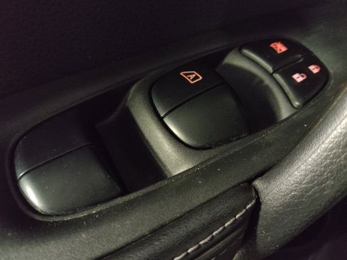 Used 2020 Nissan Rogue S FWD image 27
