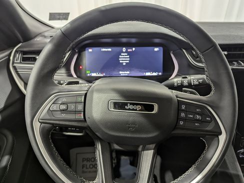 Used 2024 Jeep Grand Cherokee Laredo image 14