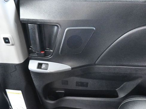 Used 2020 Toyota Sienna SE Premium image 35