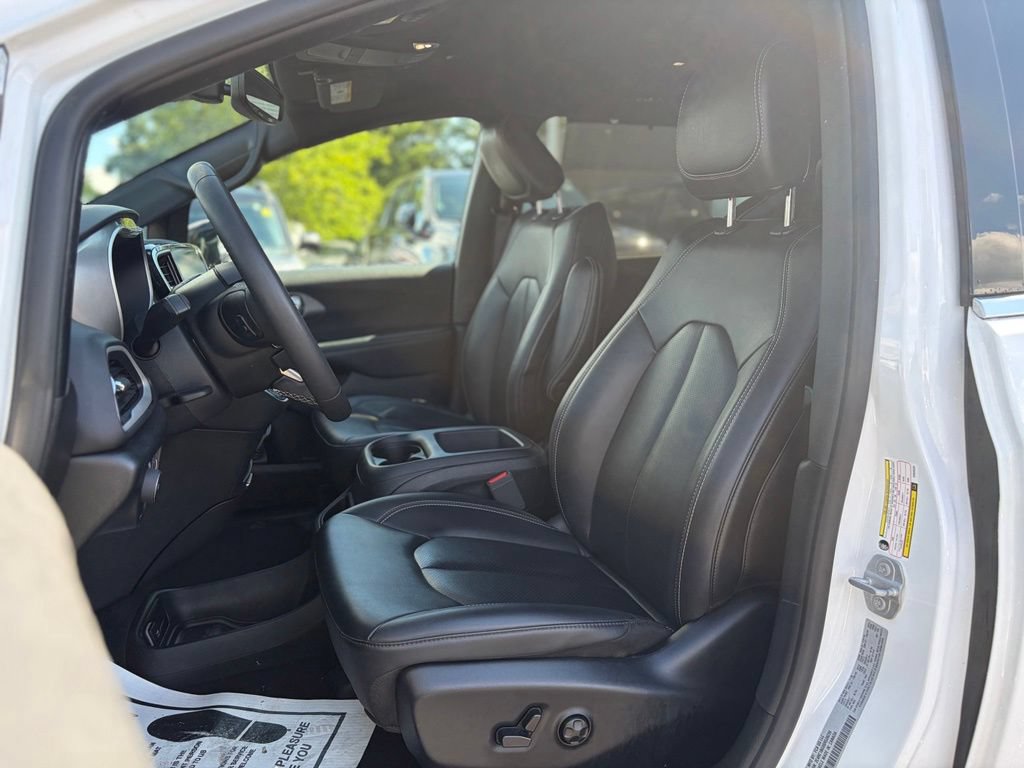 Certified 2025 Chrysler Pacifica Select FWD image 22